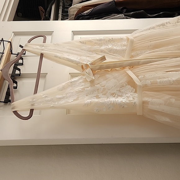 *NEW* Wedding dress: A-line - Picture 9 of 9